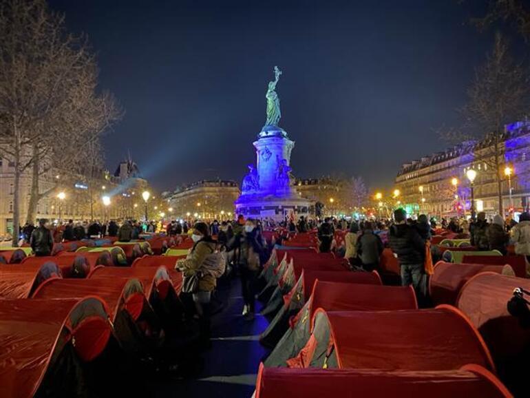 Göçmenler Paris'in göbeğine kamp kurdu!