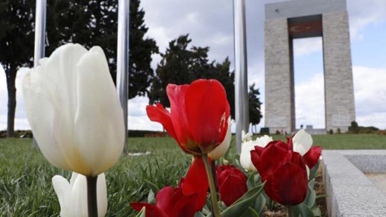 Çanakkale şehitlikleri, kırmızı beyaz lalelerle donatıldı