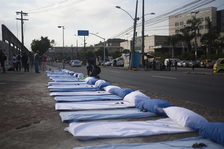 Brezilya kâbusu yaşıyor... Kovid-19 kurbanları için tabut yetiştiremiyorlar!