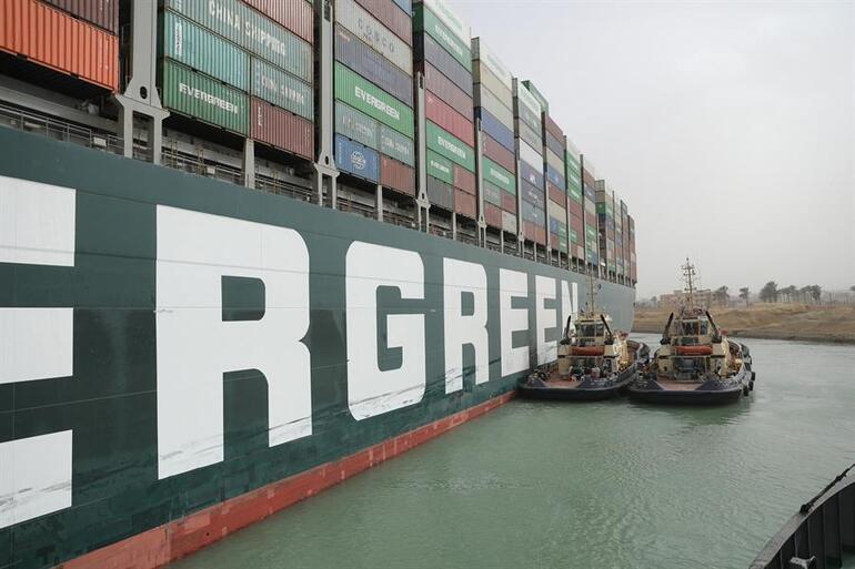 Bakan açıkladı... Süveyş Kanalı'ndaki gemiyi Türkiye kurtarabilir
