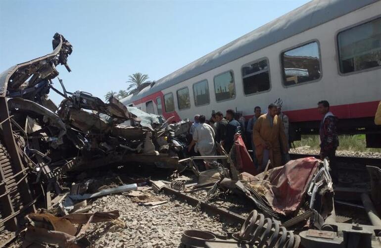 Tren felaketi onlarca can aldı... Mısır'daki korkunç kaza kameraya böyle yansıdı!
