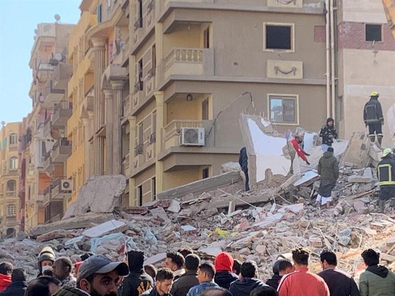 Son dakika haberler... Mısır'da felaketler durmuyor: Bu kez de 10 katlı bina çöktü!