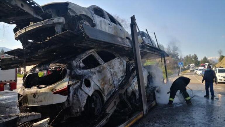 Sıfır kilometre otomobillerin bulunduğu TIR yandı