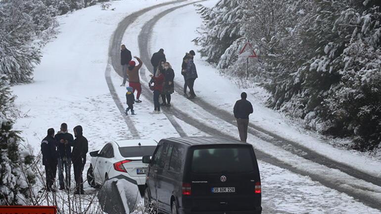 İzmir ve Manisada nisan ayında kar sürprizi Beyaza büründü, yollar kapandı