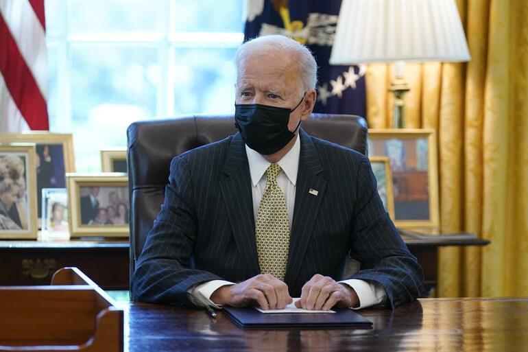Biri ABD başkanı, biri İngiltere kraliçesi... Herkesin aklında aynı soru: Maskesini neden çıkarmıyor?
