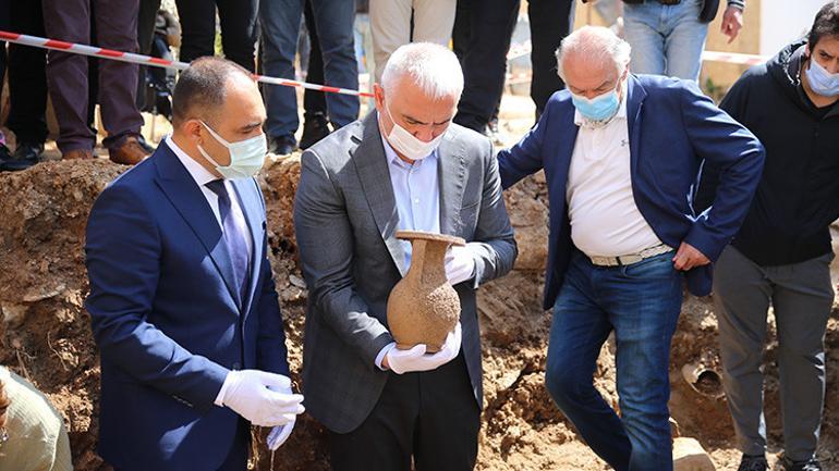 Bakan Ersoy, Bodrumda 2 bin 400 yıllık lahit kapağını açtı