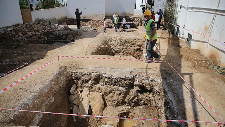 Bakan Ersoy, Bodrumda 2 bin 400 yıllık lahit kapağını açtı