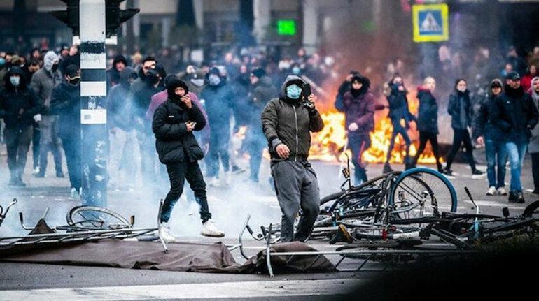 Hollanda’daki Türkler anlatıyor! ‘Ne korona deneyleri bitiyor ne de halk protestoları’