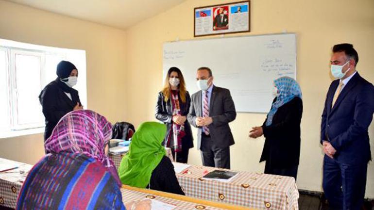 Kadın muhtar, köyünde hemcinsleri için okuma yazma kursu açtırdı
