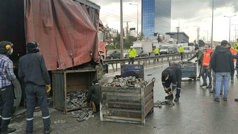 Kocaelide otomobil parçaları yüklü kamyonun otomobile çarpması ulaşımı aksattı