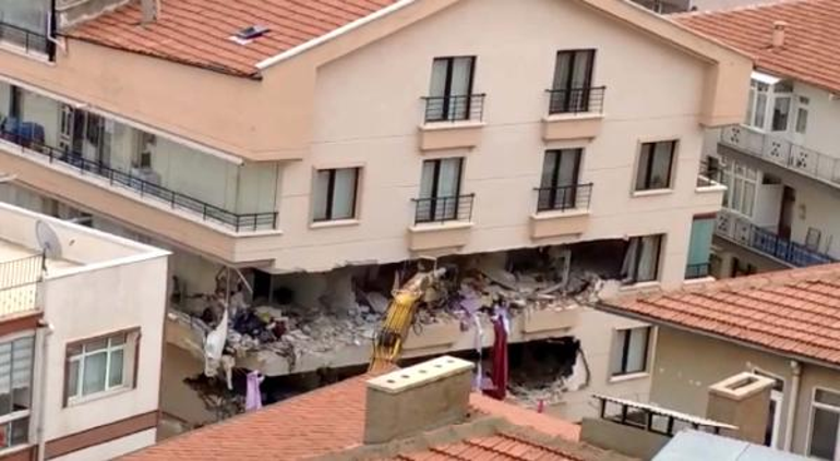 Ankarada inşaat kazısında temeli kayan apartmanda yıkım başladı