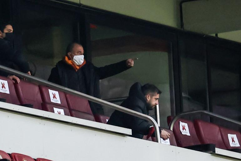 Galatasaray'da Fatih Terim çılgına döndü! İptal kararı sonrası hakeme tribünden tepki gösterdi