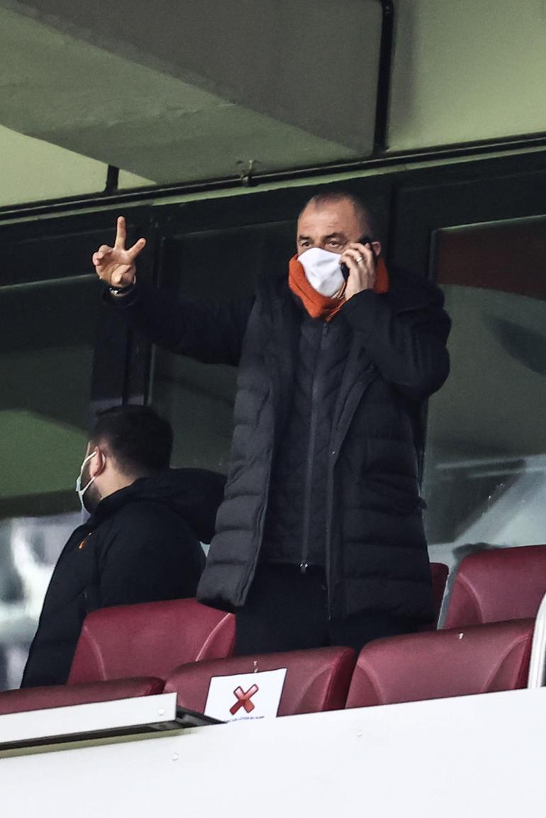 Galatasaray - Karagümrük maçında dikkat çeken fotoğraf! Fatih Terim telefonla...