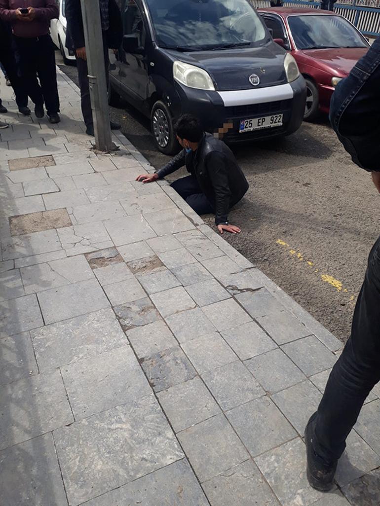 Erzurumda korkunç olay Kaldırımda yürürken dehşeti yaşadı, sırtındaki bıçakla hastaneye götürüldü