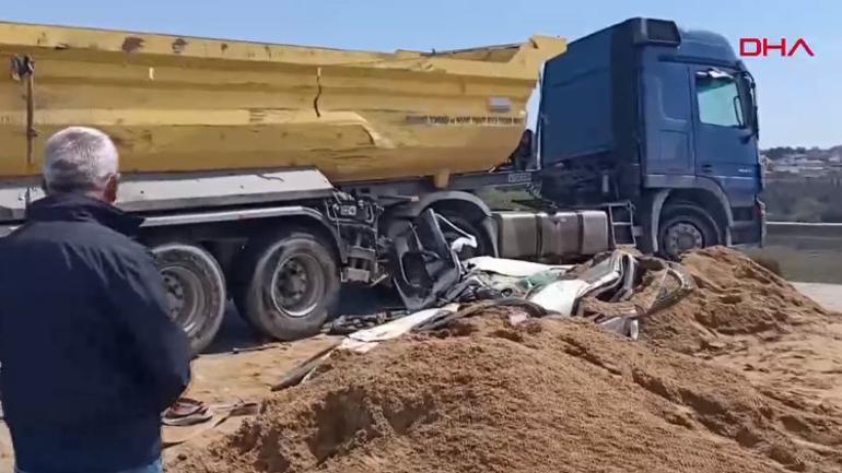 Son dakika... TEMde kum yüklü TIR, otomobilin üstüne devrildi Yol tamamen kapandı