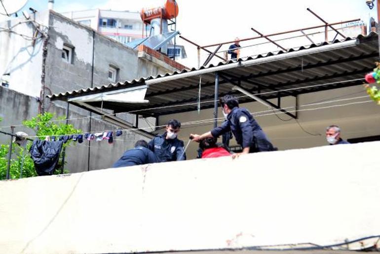 Adanada akılalmaz olay Kızını balkondan sarkıtarak bağırdı: Onun kanı akarsa büyü bozulacak