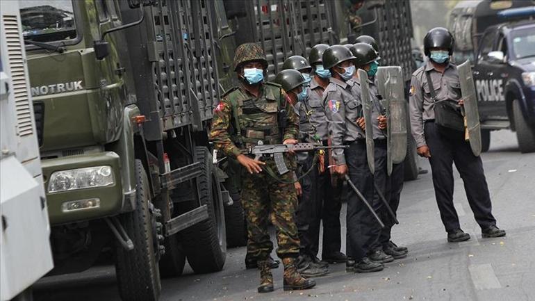 Myanmar ordusu 2 protestocuyu öldürdü, caminin bağış paralarını yağmaladı