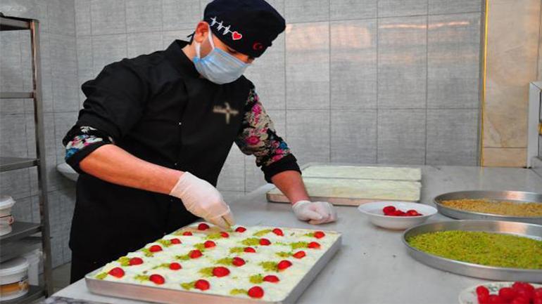 Güllaç ustalarının ramazanda yoğun mesaisi