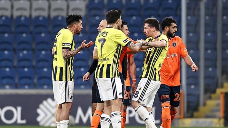 Başakşehir-Fenerbahçe maçında Cüneyt Çakır'a büyük tepki! Gol sonrası Mert Hakan Yandaş ve oyuncular...