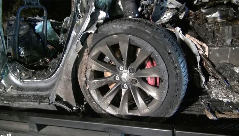 Sürücüsüz Tesla kaza yaptı: 2 kişi hayatını kaybetti