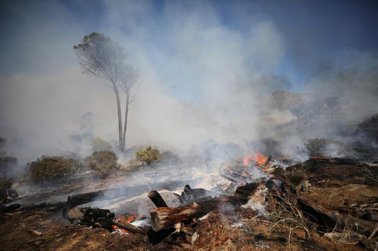 Cape Town'da yangın: 4 bin öğrenci tahliye edildi