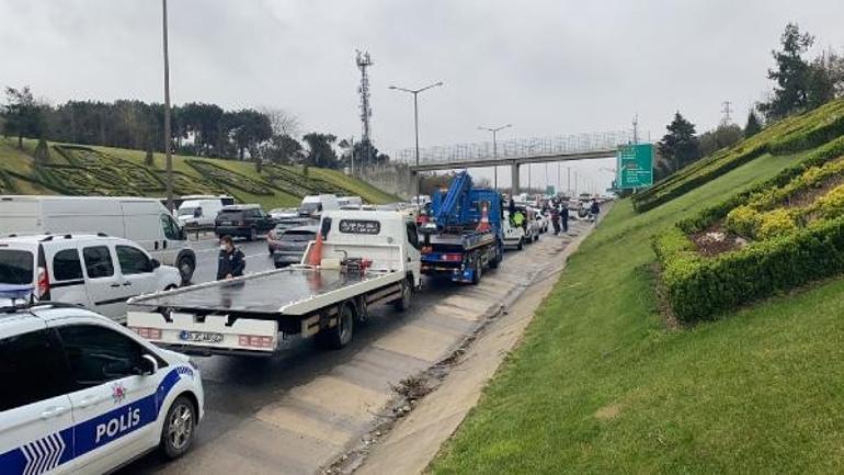 Ümraniye TEMde trafiği kilitleyen kaza