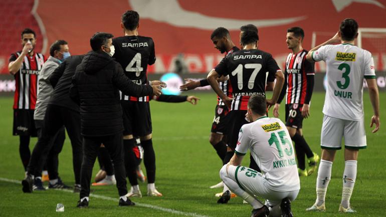 Samsunspor - Bursaspor maçında futbolcular oruçlarını saha içinde açtı