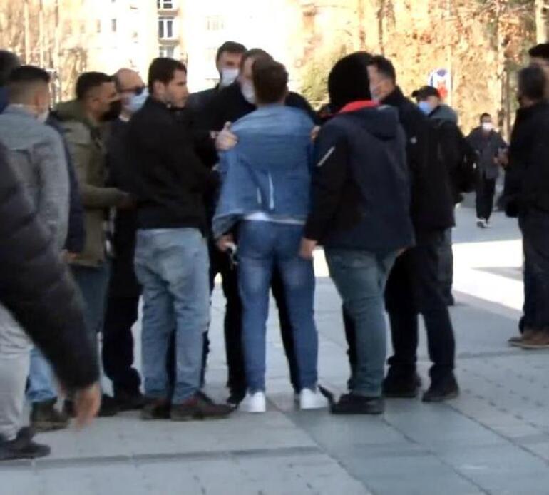 Taksim Meydanında zabıta, seyyar satıcıya tokat attı Soruşturma başlatıldı