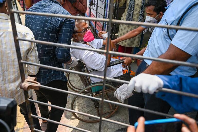 Hindistan'da hastanede çıkan yangında 13 Kovid-19 hastası hayatını kaybetti