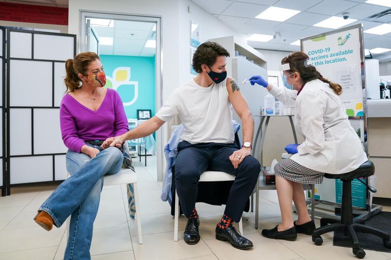 Kanada Başbakanı Justin Trudeau tartışmalı AstraZeneca aşını yaptırdı