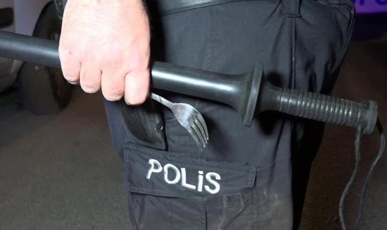 Kız arkadaşını dövdü Komşusunun yüzüne çatalla vurdu