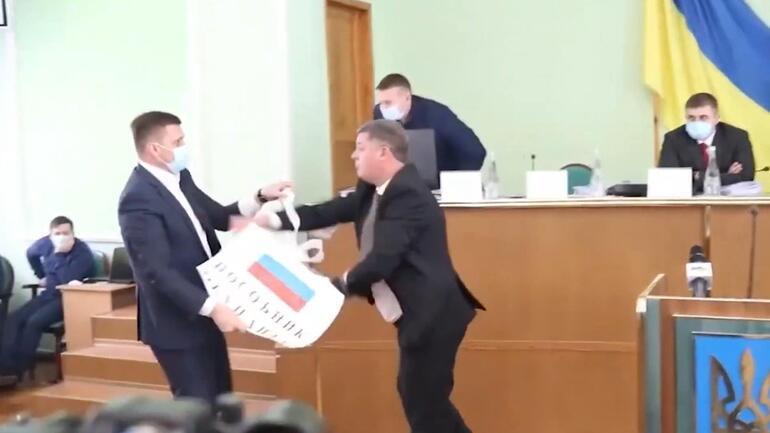 Kameralar önünde arbede! Rus bayrağı kriz yarattı