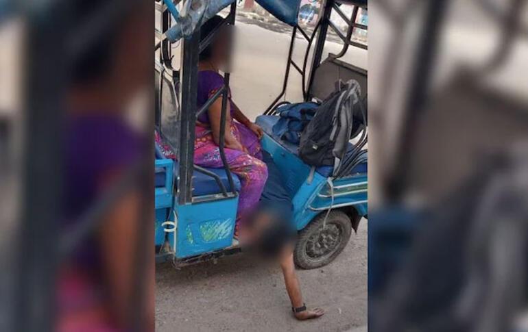 Hindistan'da ambulans bulamayan anne ölen oğlunu kendi taşıdı