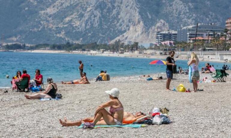 Tam kapanma öncesi akın ettiler Antalyada sahillerde yoğunluk