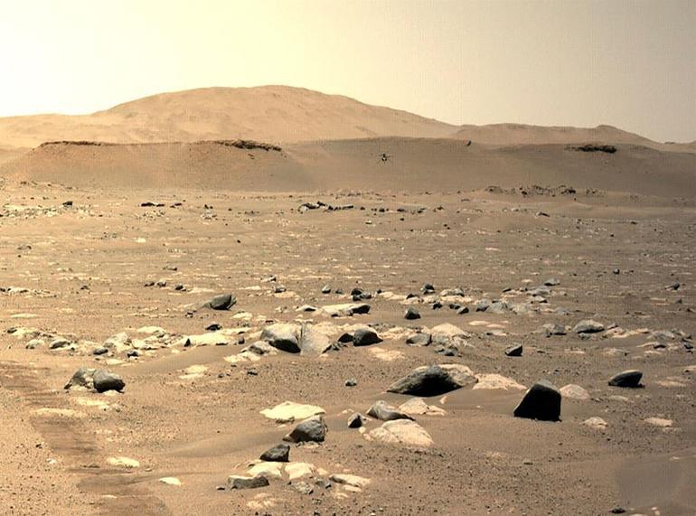 NASA'nın Mars'a indirdiği mini helikopter Ingenuity ilk fotoğraflarını gönderdi