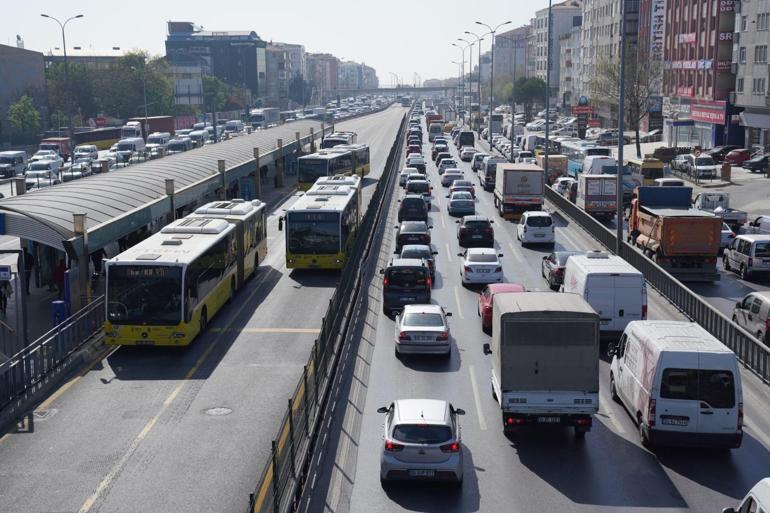 Tam kapanmanın ilk gününde toplu ulaşım ve trafikte yoğunluk Ek sefer konuldu