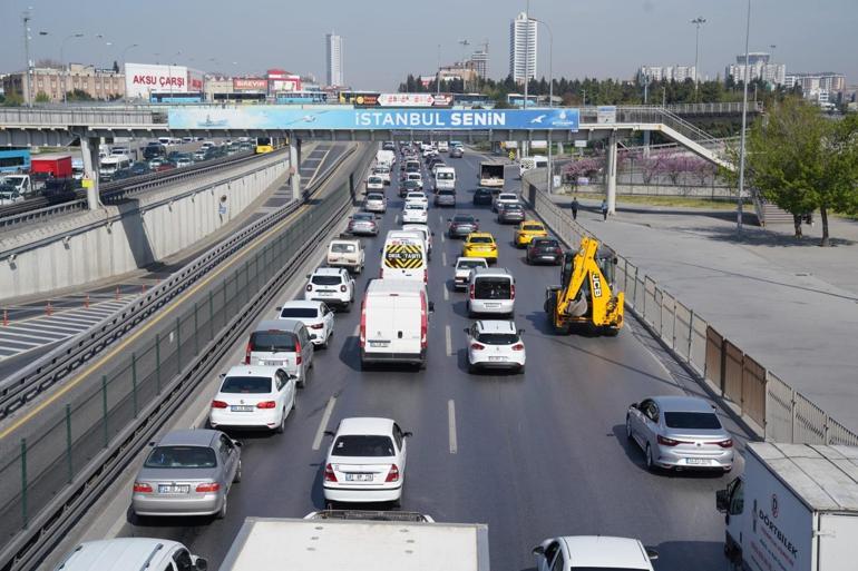 Tam kapanmanın ilk gününde toplu ulaşım ve trafikte yoğunluk Ek sefer konuldu