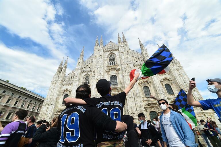 Inter'in şampiyonluk kutlamaları tartışma konusu! Kovid-19 önlemleri ihlal edildi...