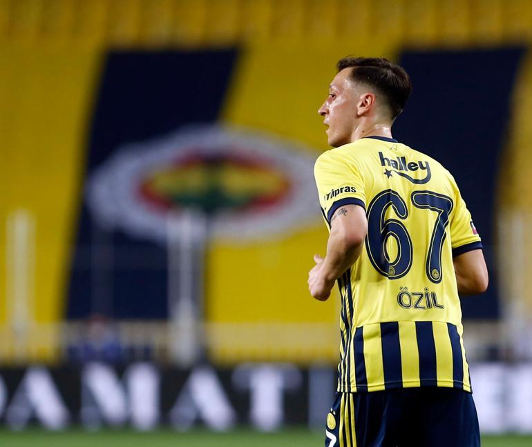 Son Dakika: Fenerbahçe'de Emre Belözoğlu'nun kafasındaki futbolu oturuyor! "O kaliteye sahip değil, hepsi gönderilecek..."