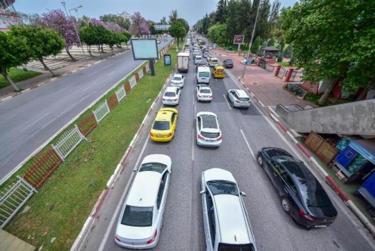Antalyada tam kapanma yoğunluğu Trafik kilitlendi, kilometrelerce kuyruk oluştu