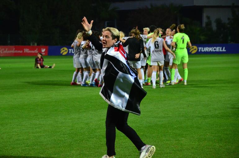 Şampiyon Beşiktaş'ın hocası Hatice Bahar Özgüvenç: Aynı başarıyı erkek takımından bekliyoruz