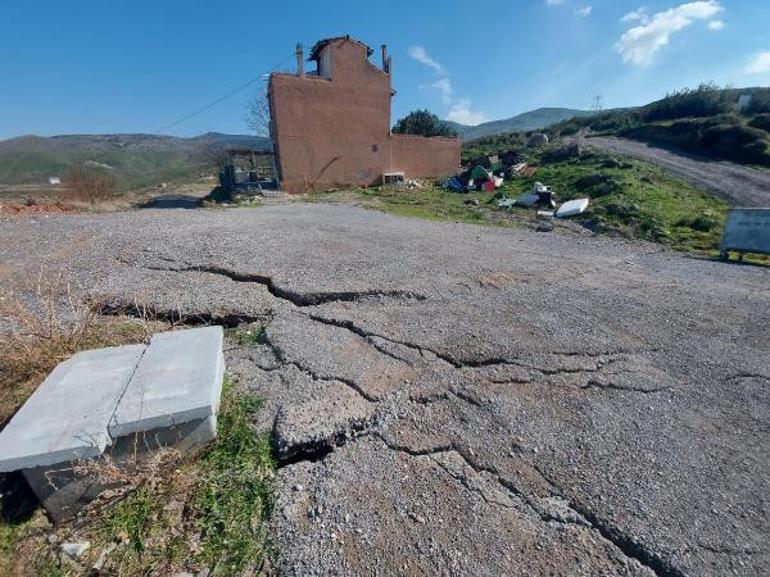 Harmandalı’nda korkutan yarıklar Evler tahliye edildi: Neler olduğunu kimse bilmiyor