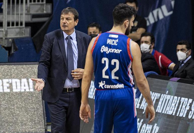 Fenerbahçe Beko - Anadolu Efes maçında Ergin Ataman deliye döndü Ayıp denen bir şey var deyip sahadaki oyuncuları çıkardı...