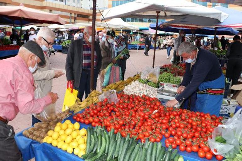 Diliyle parmaklarını ıslatıp poşet açan pazarcıya ceza