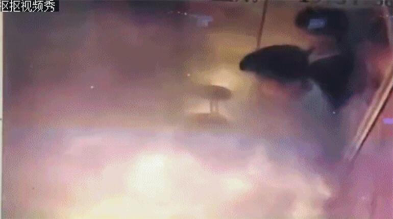 Çin'de inanılmaz görüntü: Elektrikli bisiklet patladı... Asansörün içinde dehşeti yaşadılar!