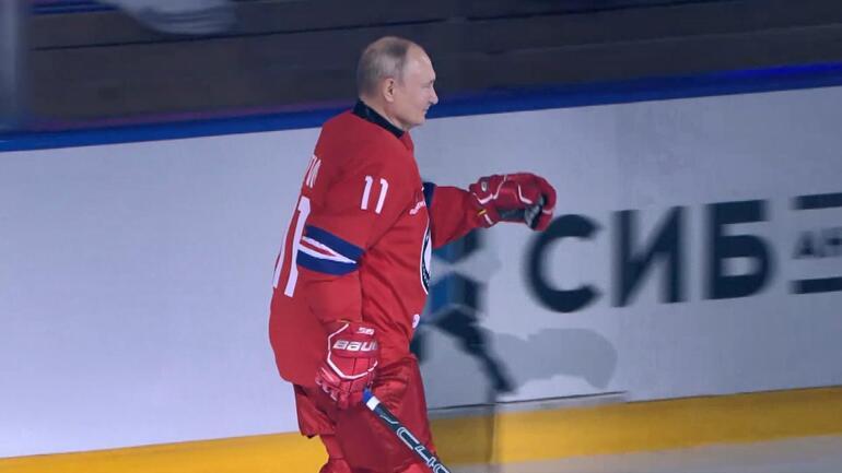 Salgından beri ilk kez maça çıktı: Putin, hünerini buz hokeyinde gösterdi