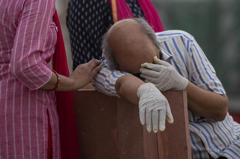Hindistan'da salgın cehenneme dönüştü: Nehre atılan cesetleri ağlarla topluyorlar!