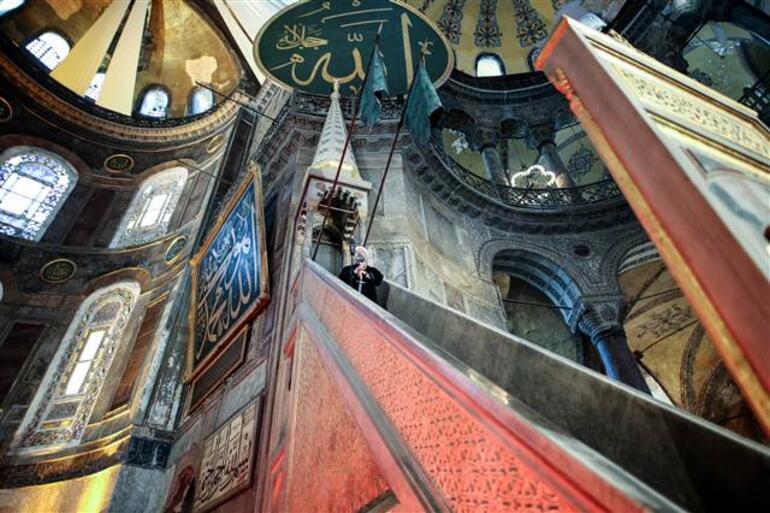 Ayasofya-i Kebir Camiinde 87 yıl sonra ilk bayram namazı Ali Erbaş minbere kılıçla çıktı