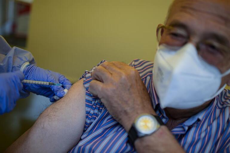 Çarpıcı araştırma sonucu: İkinci doz Kovid-19 aşısının ertelenmesi daha fazla hayat kurtarıyor!