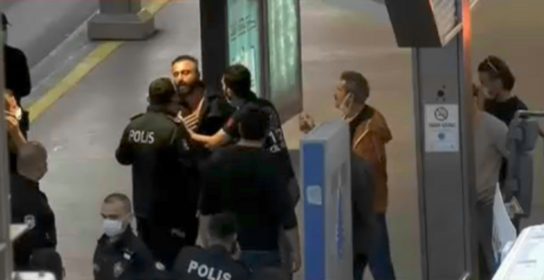 Son dakika haberi: İstanbul'da Avcılar istikametinde ilerleyen metrobüs  Haramidere durağında rehin alındı!